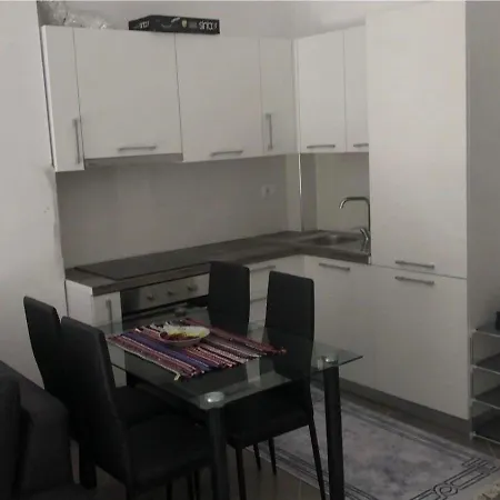 Apartament-gjiri I Lalzit